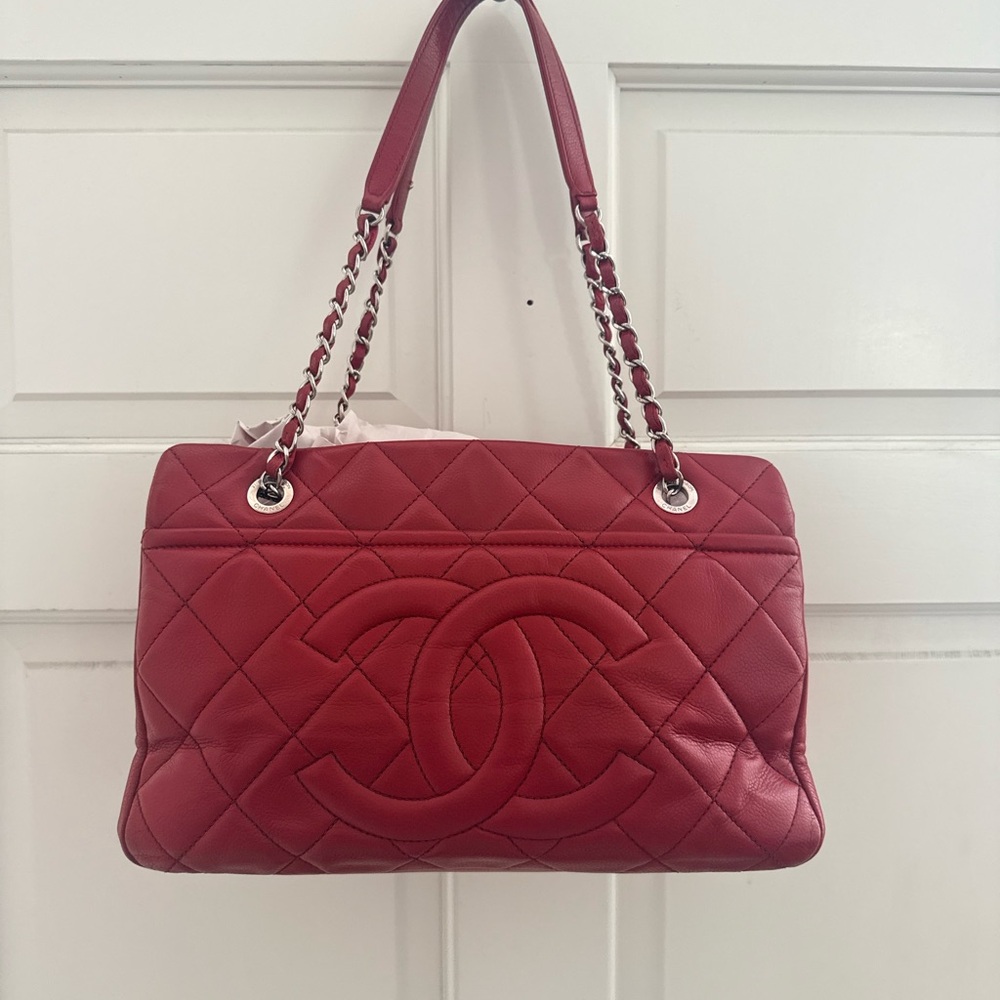 Authentic CHANEL Matelasse Leather-Red Quilted Shoulder Bag  SHW Series 17